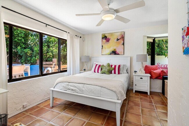 Building Photo - 25 NW 24th Ct