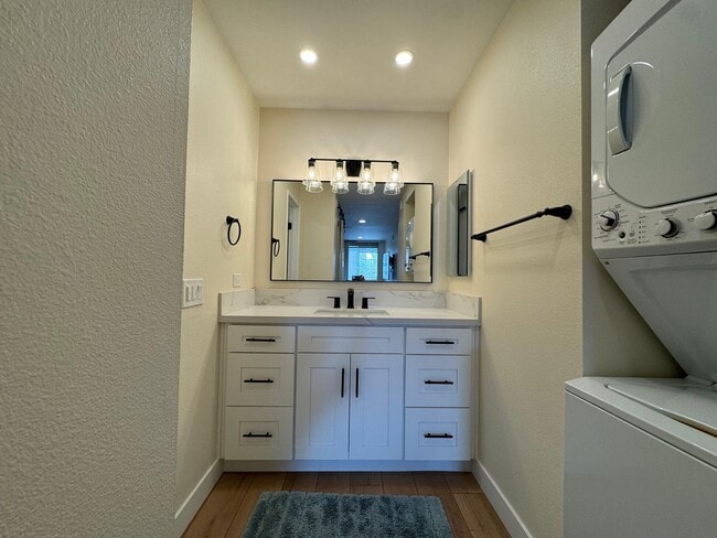 Building Photo - Move in ready Condo!