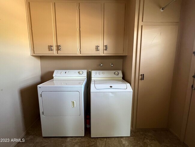 Building Photo - 10939 W Saratoga Cir