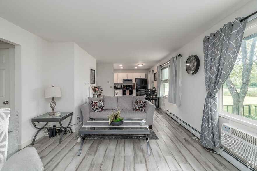 1BR, 1BA - 730SF - Living Room - Longbranch Park Apartments