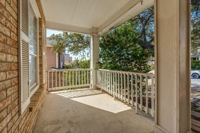 Building Photo - 3-BEDROOM HOME IN GATED COMMUNITY