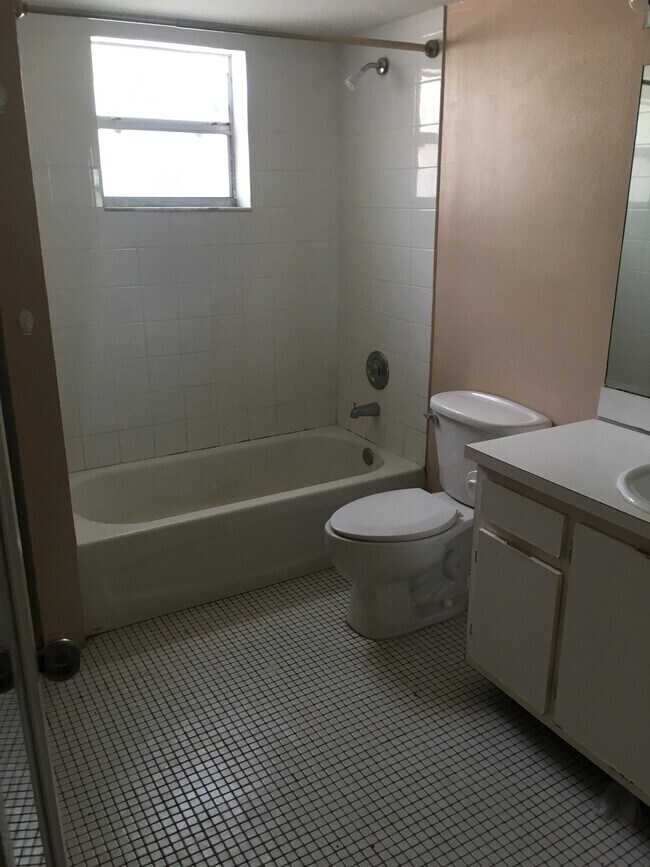 Building Photo - 303 Gardens Dr