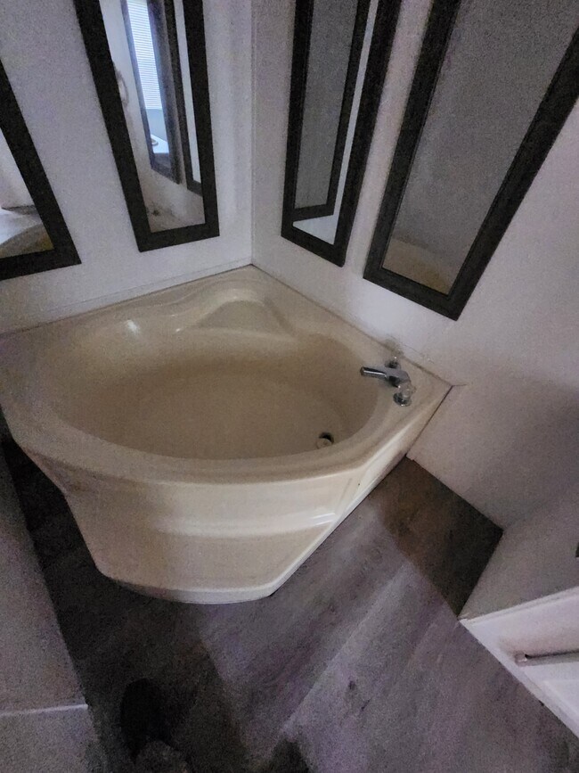 Building Photo - 2519 Openview Dr