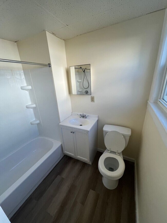 Building Photo - Studio Apartment for Rent – Utilities Included!