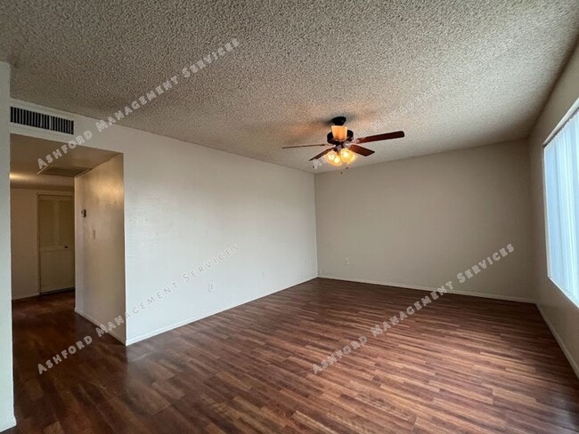 Building Photo - SPACIUS 3 BEDROOM 2 BATHROOM HOME IN GLENDALE FOR RENT