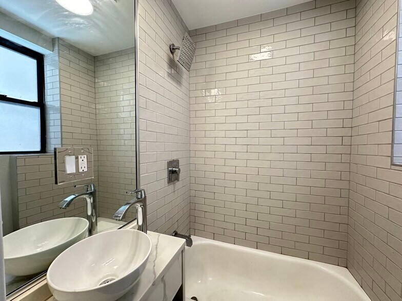 Building Photo - 510 W Belmont Ave