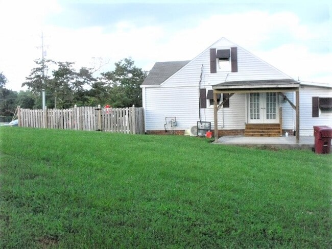 Building Photo - THIS COULD BE YOUR NEW HOME, BUSINESS, OR BOTH!