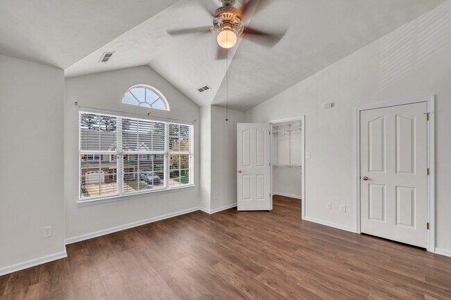 Building Photo - 518 S Lake Cir