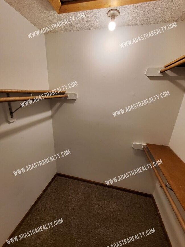 Building Photo - Spacious Duplex in Blue Valley-Available N...