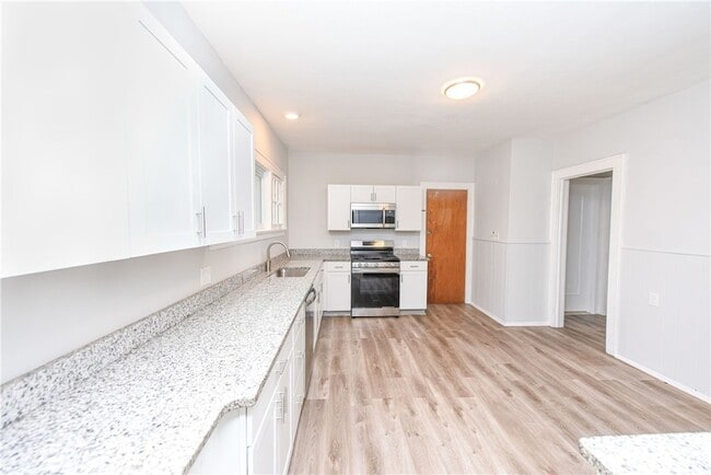Building Photo - 200 Elmdorf Ave