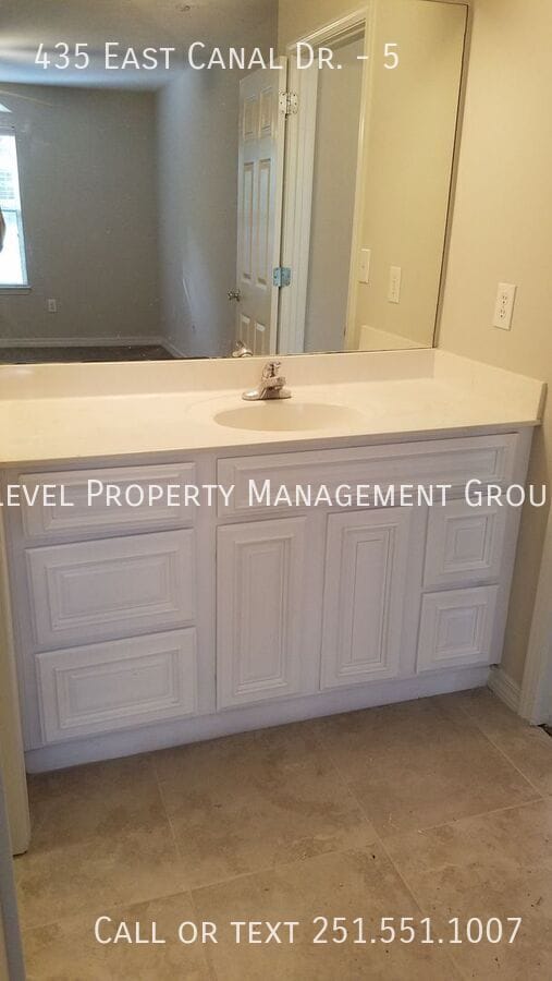 Building Photo - 435 E Canal Dr