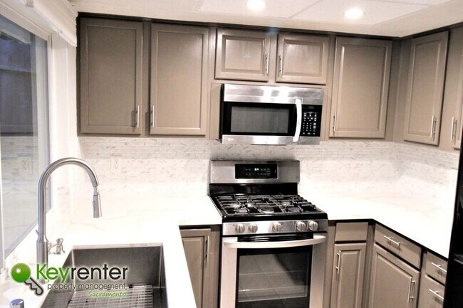 Building Photo - 8312 Camelback Ct