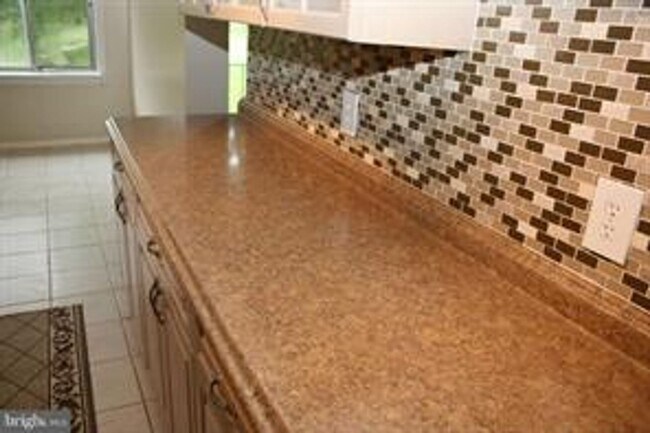 Building Photo - 3 BEDROOM CONDO WITH BALCONY, ALL UTILITIE...