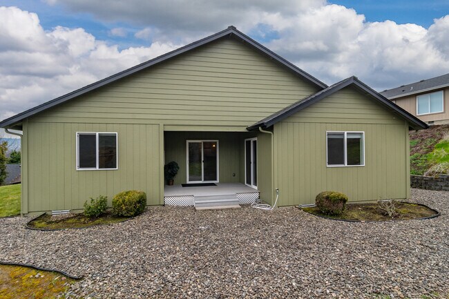 Building Photo - 233 Palmdale Ave