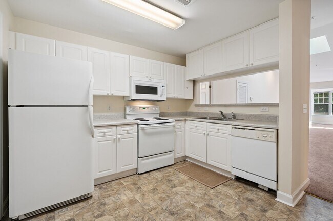 Building Photo - 1 Bedroom + 1 Full Bathroom Available at 3...