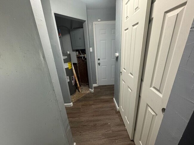Building Photo - Newly Renovated Three Bed/One Bath
