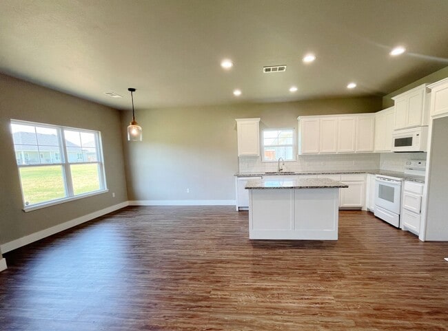 Building Photo - Quiet neighborhoods/Open floor plan/Durant school district