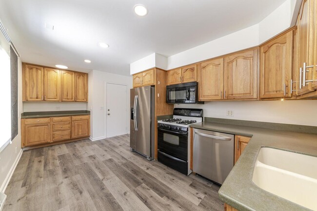 Building Photo - 1008 S 10th Ave