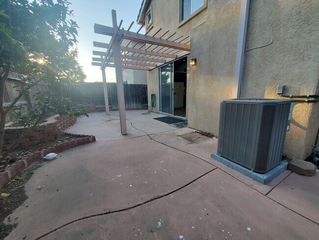Building Photo - Wonderful 3 Bedroom 2.5 Bath Home in the h...