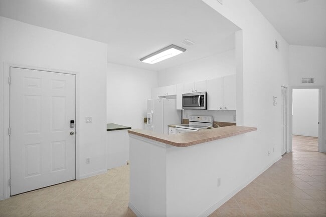 Building Photo - Beautiful 3-bedroom, 2-bathroom in Gated community located in Fort Myers