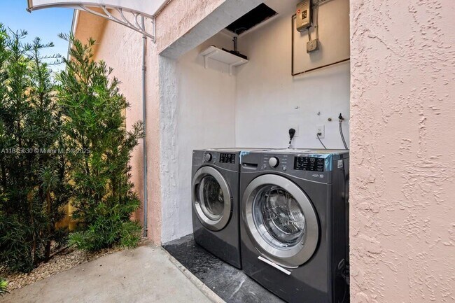 Building Photo - 817 Tequesta St