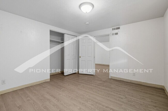 Building Photo - Spacious Home with Washer/Dryer and Fenced Yard