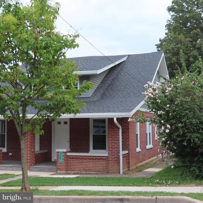 Building Photo - 230 Rowe Ave