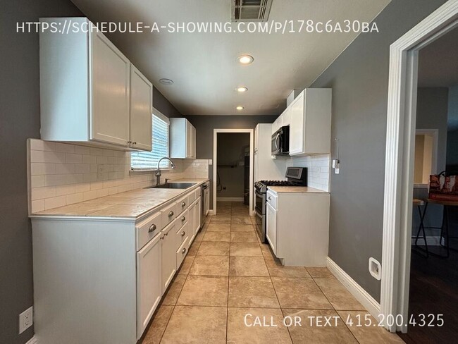 Building Photo - Beautifully Upgraded 3 Bedroom Home