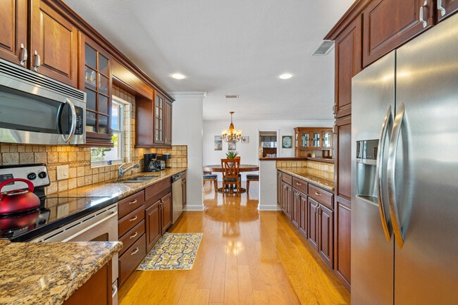 Building Photo - 925 Cypress Dr