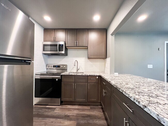 Building Photo - Remodeled 1 Bed, 1 Bath Apt Near McKinley Park