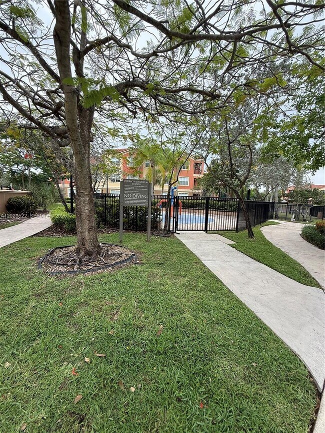 Building Photo - 4704 SW 160th Ave