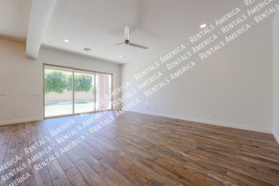 Building Photo - 4121 E Yellowstone Pl