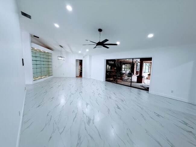 Building Photo - 465 SE Naranja Ave