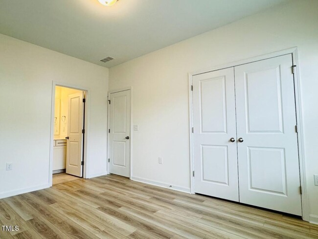 Building Photo - 4 Bedroom End Unit Townhome for Rent