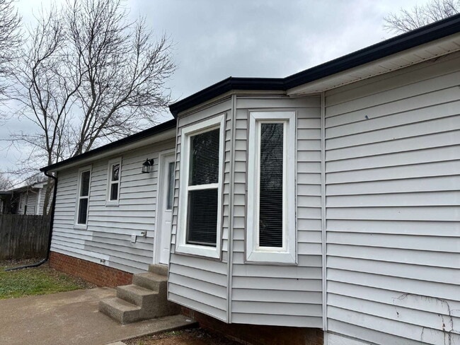 Building Photo - 392 Roselawn Dr