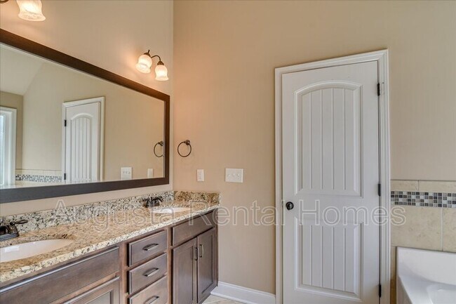 Building Photo - 3814 Berkshire Way