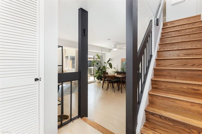 Building Photo - 3 br, 1.5 bath Townhome - 11247 Snowflake ...