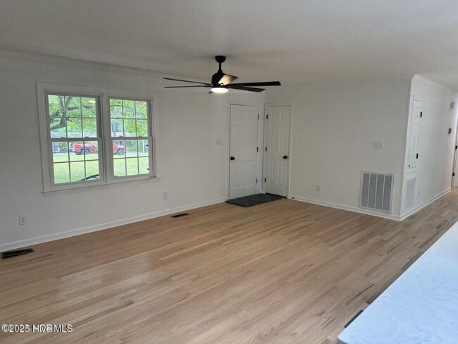 Building Photo - 611 E L Ives Dr