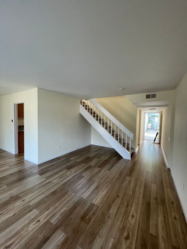Building Photo - Terrific 3Br/2.5Ba Townhome in Scripp Ranch