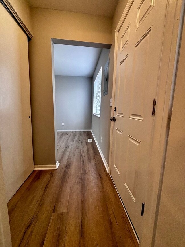 Building Photo - Newly Renovated 2 bedroom 1.5 bath townhou...