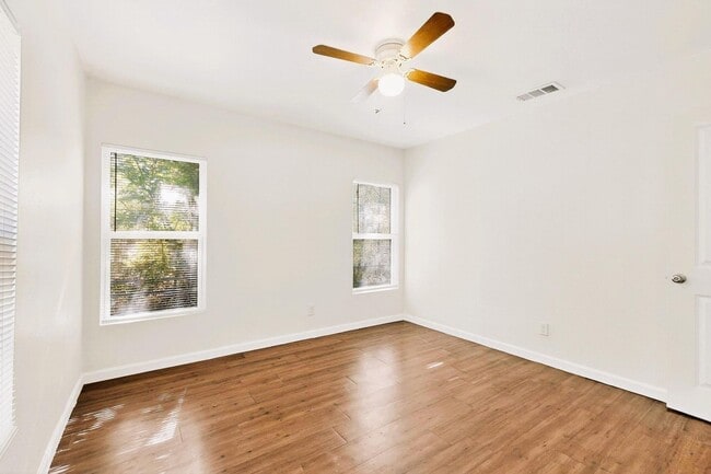 Building Photo - Beautifully Updated 3-Bed, 2-Bath Home in Quiet Greenville Neighborhood