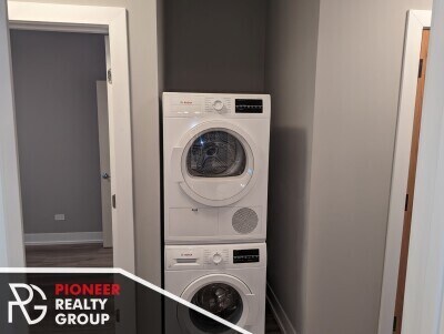 Building Photo - 3937 N Janssen Ave