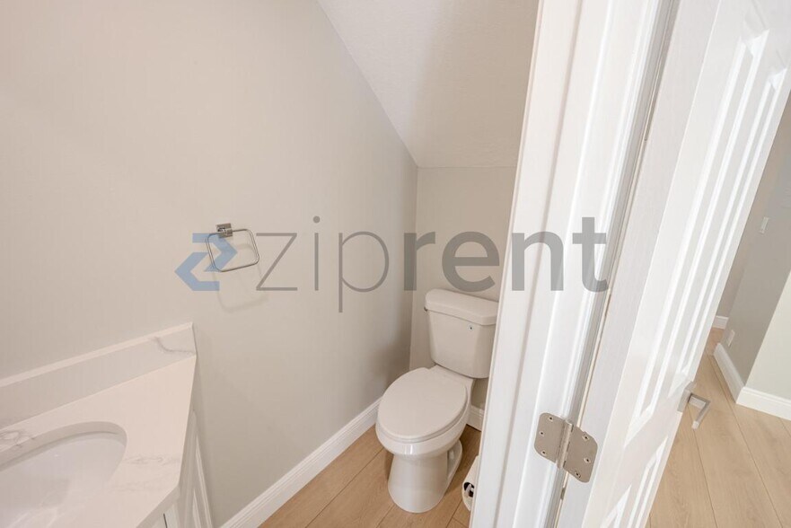 Building Photo - Unit A