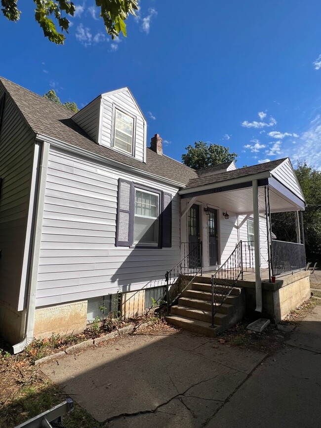 Building Photo - 4 Bedroom Duplex, ACROSS from KSU! Preleas...