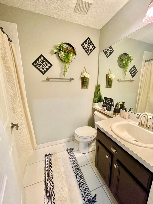 Building Photo - 643 Vallance Way NE