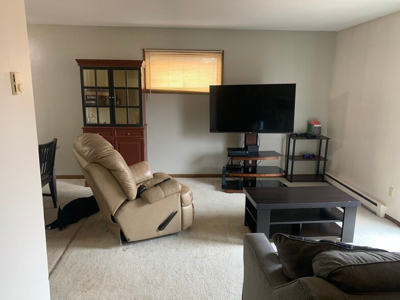 Living - 1008 Hackberry Dr