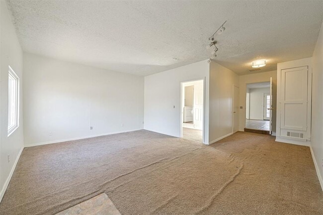 Building Photo - 421 Meadow Lake Dr