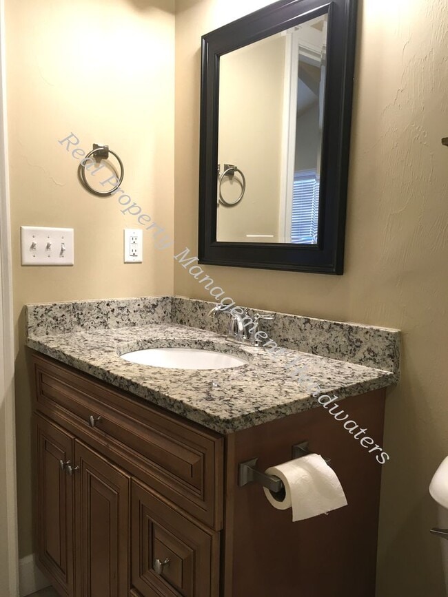 Building Photo - 5 Bedroom 3 Bath House for Rent