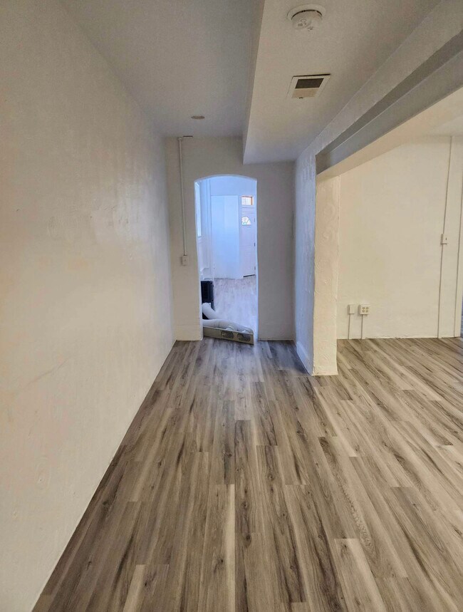 Building Photo - 214 Verbeke St