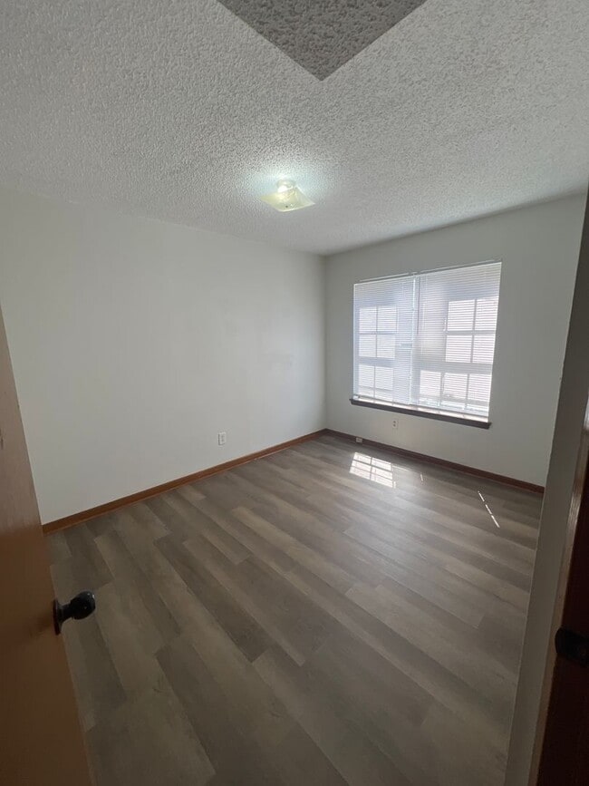 Building Photo - 2 Bedroom 1 bath for lease